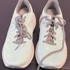 New Balance Women's Light Blue Athletic Shoes - NEW with no box